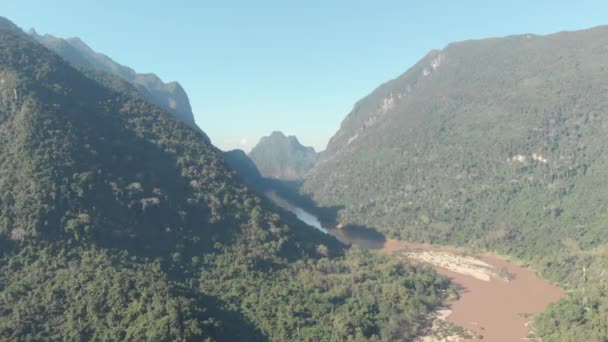 Aérea Volando Sobre Río Nam Nong Khiaw Muang Ngoi Laos — Vídeos de Stock