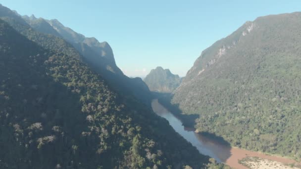 川の上空を飛行するノン Khiaw ムアンムアンヌゴイ ラオス 風光明媚な谷熱帯雨林の山の風景 東南アジアの有名観光地 ネイティブ Cinelike ログカラープロファイル — ストック動画