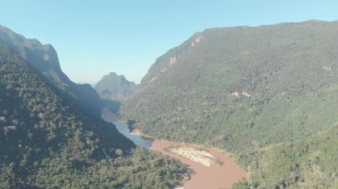 Havadan: Nam OU Nehri Nong Khiaw Muang Ngoi Laos üzerinde uçan, doğal vadi yağmur ormanları dağ manzara, Güney Doğu Asya 'da ünlü seyahat yeri. Yerel cinelike D-log renk profili.