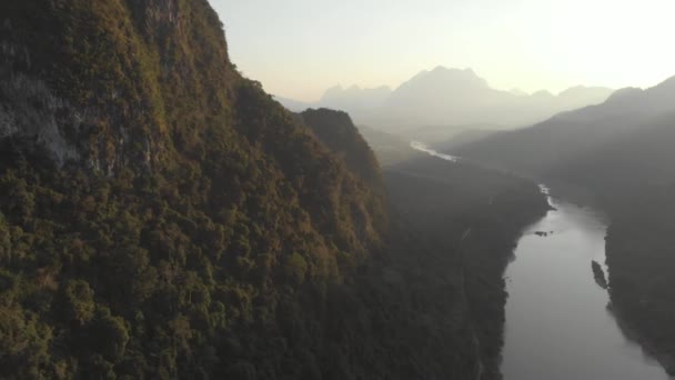 飞越南欧河农河孟恩老挝 日落戏剧性的天空 风景秀丽的山景 东南亚著名的旅游目的地 — 图库视频影像