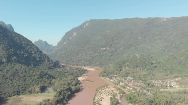 川の上空を飛行するノン Khiaw ムアンムアンヌゴイ ラオス 風光明媚な谷熱帯雨林の山の風景 東南アジアの有名観光地 ネイティブ Cinelike ログカラープロファイル — ストック動画
