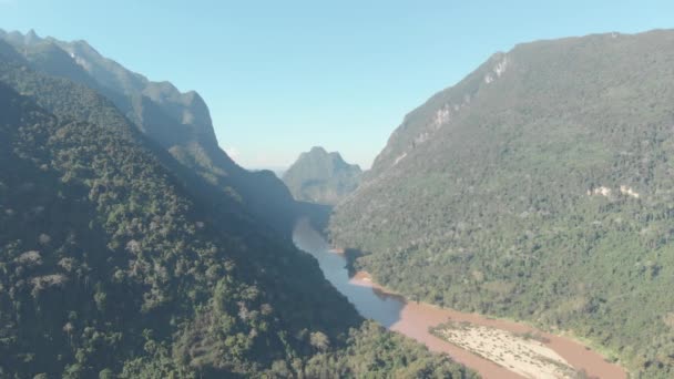 川の上空を飛行するノン Khiaw ムアンムアンヌゴイ ラオス 風光明媚な谷熱帯雨林の山の風景 東南アジアの有名観光地 ネイティブ Cinelike ログカラープロファイル — ストック動画