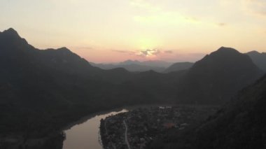 Havadan: Nam OU Nehri Nong Khiaw Muang Ngoi Laos üzerinde uçan, günbatımı dramatik gökyüzü, doğal dağ manzara, Güney Doğu Asya 'da ünlü seyahat yeri. Yerel cinelike D-log renk profili.