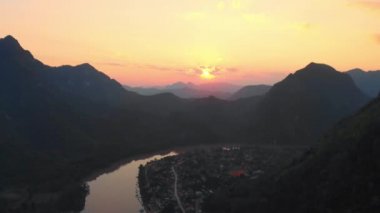 Havadan: Nam OU Nehri Nong Khiaw Muang Ngoi Laos üzerinde uçan, günbatımı dramatik gökyüzü, doğal dağ manzara, Güney Doğu Asya 'da ünlü seyahat noktası.