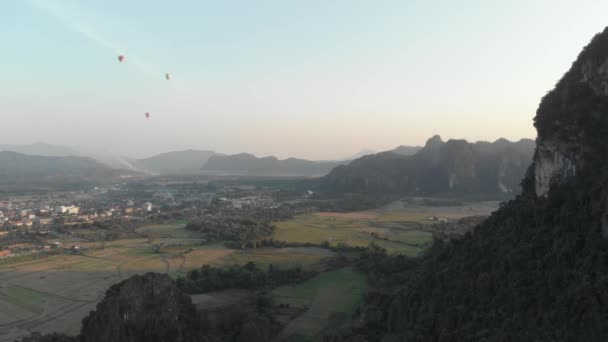 Aerial Tujuan Perjalanan Backpacker Vang Vieng Laos Asia Balon Udara — Stok Video