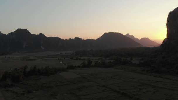 Aerial Vang Vieng Zaino Spalla Destinazione Viaggio Laos Asia Tramonto — Video Stock