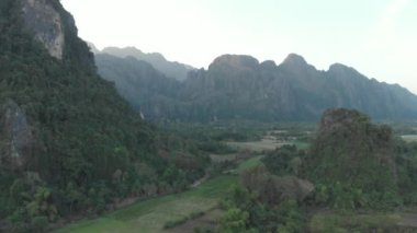 Hava: Laos, Asya 'da Vang Vieng Backpacker seyahat noktası. Sunset Scenic kayalıklar kaya Pinnacles pirinç tarlaları vadi çarpıcı manzara. Yerel cinelike D-log renk profili