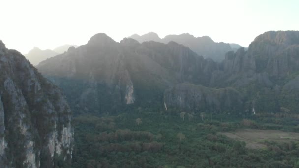 Aerial Vang Vieng Podróży Backpacker Przeznaczenia Laosie Azja Sunset Scenic — Wideo stockowe