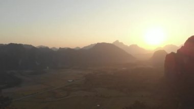 Hava: Laos, Asya 'da Vang Vieng Backpacker seyahat noktası. Sunset Scenic kayalıklar kaya Pinnacles pirinç tarlaları vadi çarpıcı manzara. Yerel cinelike D-log renk profili