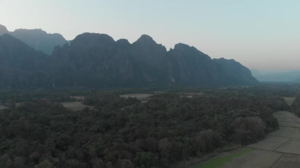 Aerial Vang Vieng Zaino Spalla Destinazione Viaggio Laos Asia Tramonto — Video Stock