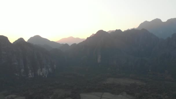 Antenne Vang Veng Backpacker Reiseziel Laos Asien Sonnenuntergang Malerische Klippen — Stockvideo