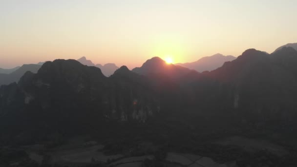 Antenne Vang Veng Backpacker Reiseziel Laos Asien Sonnenuntergang Malerische Klippen — Stockvideo