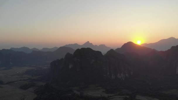 Antenne Vang Veng Backpacker Reiseziel Laos Asien Sonnenuntergang Malerische Klippen — Stockvideo
