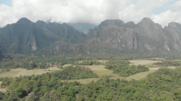 Aerea Sorvolando Panoramiche Scogliere Rocciose Pinnacoli Giungla Tropicale Risaie Valle — Video Stock