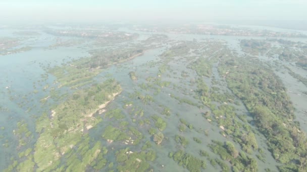 飞越唐德和4000个岛屿湄公河在老挝 李皮瀑布 东南亚著名的旅游目的地 令人惊叹的景观 原生电影型 日志颜色配置文件 — 图库视频影像