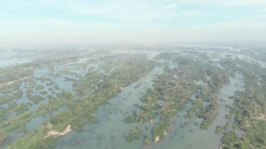 Havadan: Don det ve Laos, li Phi Şelalesi, Güney Doğu Asya, çarpıcı manzara ünlü turist hedef 4000 Adaları Mekong Nehri üzerinde uçan. Yerel cinelike D-log renk profili
