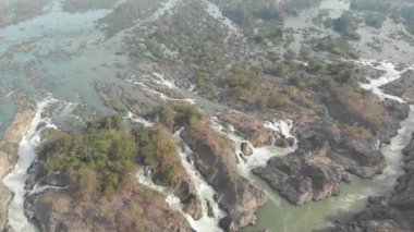 Havadan: Don det ve Laos, li Phi Şelalesi, Güney Doğu Asya, çarpıcı manzara ünlü turist hedef 4000 Adaları Mekong Nehri üzerinde uçan. Yerel cinelike D-log renk profili