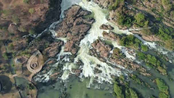 Movimento Lento Aéreo Voando Cima Para Baixo Vista Sobre Cachoeira — Vídeo de Stock