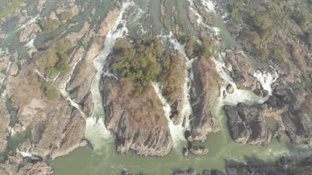 从空中飞过李皮瀑布 老挝的4000个岛屿湄公河 东南亚著名的旅游目的地 原生电影型 日志颜色配置文件 — 图库视频影像