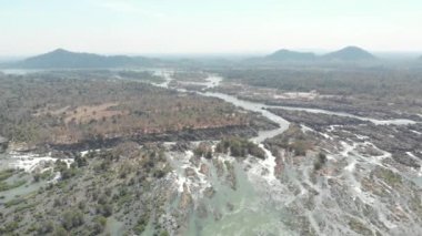 Havadan: Don det ve Laos, li Phi Şelalesi, Güney Doğu Asya, çarpıcı manzara ünlü turist hedef 4003 Adaları Mekong Nehri üzerinde uçan. Yerel cinelike D-log renk profili