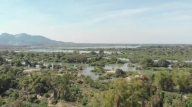 Havadan: Don det ve Laos, li Phi Şelalesi, Güney Doğu Asya, çarpıcı manzara ünlü turist hedef 4003 Adaları Mekong Nehri üzerinde uçan. Yerel cinelike D-log renk profili