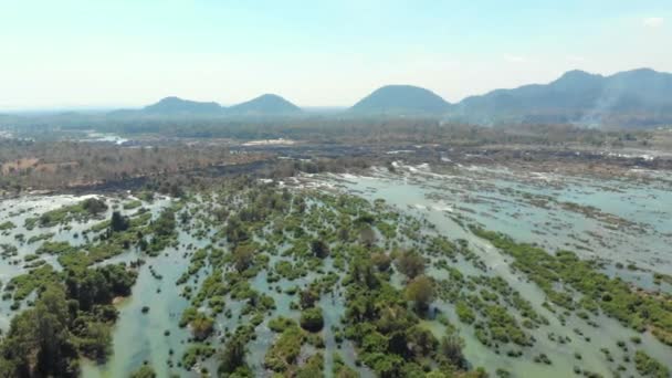 Det の上空を飛行し ラオスの4004諸島メコン川 李ピピ滝 東南アジアで有名な観光地 見事な風景 — ストック動画