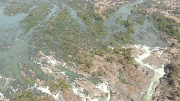 Aérien : survolant la cascade Li Phi, les 4002 îles du Mékong au Laos, célèbre destination touristique en Asie du Sud-Est. Profil de couleur cinelike D-log natif 
