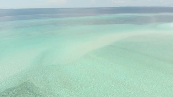 牧歌的な環礁の上を飛行 旅行先 Wakatobi 国立公園インドネシアモルディブポリネシアブルーラグーンコーラルリーフデザートアイランドホワイトサンドビーチネイティブ Cinelike ログカラープロファイル — ストック動画