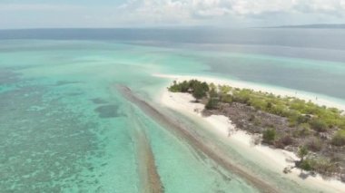 Havadan: pastoral Atoll üzerinde uçan, seyahat hedef Wakatobi Ulusal Parkı Endonezya Maldivler Polinezyası mavi lagün mercan resifi çöl ada beyaz kum plaj. Yerel cinelike D-log renk profili