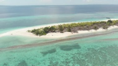 Havadan: pastoral Atoll üzerinde uçan, seyahat hedef Wakatobi Ulusal Parkı Endonezya Maldivler Polinezyası mavi lagün mercan resifi çöl ada beyaz kum plaj. Yerel cinelike D-log renk profili