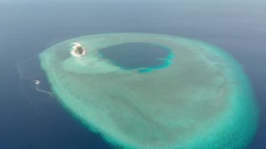 Havadan: pastoral Atoll üzerinde uçan, seyahat hedef Wakatobi Ulusal Parkı Endonezya Maldivler Polinezyası mavi lagün mercan resifi çöl ada beyaz kum plaj. Yerel cinelike D-log renk profili