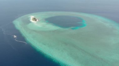 Havadan: pastoral Atoll üzerinde uçan, seyahat hedef Wakatobi Ulusal Parkı Endonezya Maldivler Polinezyası mavi lagün mercan resifi çöl ada beyaz kum plaj. Yerel cinelike D-log renk profili