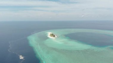 Havadan: pastoral Atoll üzerinde uçan, seyahat hedef Wakatobi Ulusal Parkı Endonezya Maldivler Polinezyası mavi lagün mercan resifi çöl ada beyaz kum plaj. Yerel cinelike D-log renk profili