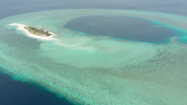 Luchtfoto Vliegen Idyllische Atol Reisbestemming Wakatobi Nationaal Park Indonesië Maldiven — Stockvideo