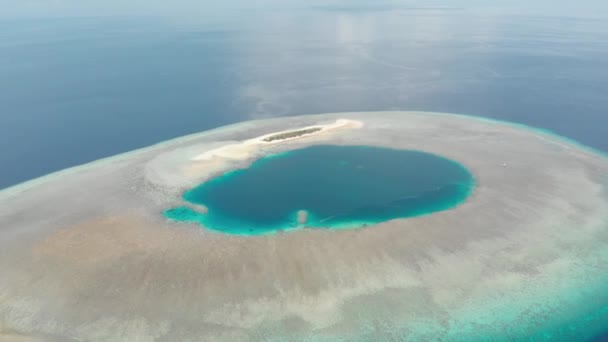 Aerea Sorvolando Atollo Idilliaco Destinazione Turistica Wakatobi National Park Indonesia — Video Stock