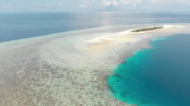 Havadan: pastoral Atoll üzerinde uçan, seyahat hedef Wakatobi Ulusal Parkı Endonezya Maldivler Polinezyası mavi lagün mercan resifi çöl ada beyaz kum plaj. Yerel cinelike D-log renk profili