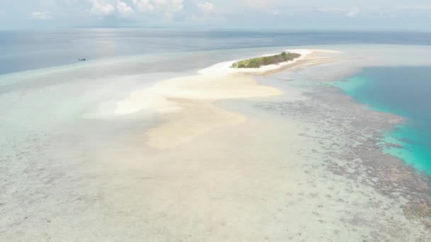 Antenn Flyger Över Idylliska Atoll Resmål Wakatobi National Park Indonesien — Stockvideo