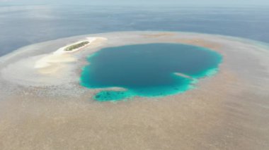 Havadan: pastoral Atoll üzerinde uçan, seyahat hedef Wakatobi Ulusal Parkı Endonezya Maldivler Polinezyası mavi lagün mercan resifi çöl ada beyaz kum plaj. Yerel cinelike D-log renk profili
