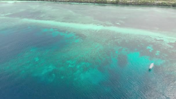 Воздушный Полет Над Коралловым Рифом Бирюзовой Воды Тропический Остров Живописное — стоковое видео