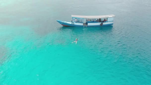 Aérea Mujer Nadando Arrecife Coral Agua Turquesa Mar Tropical Caribeño — Vídeos de Stock