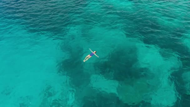 Cámara Lenta Aérea Mujer Nadando Arrecife Coral Aguas Turquesas Tropical — Vídeos de Stock