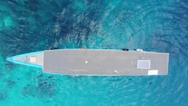 Antenne Fliegen Über Boot Korallenriff Türkisfarbenes Wasser Tropische Insel Landschaftlich — Stockvideo