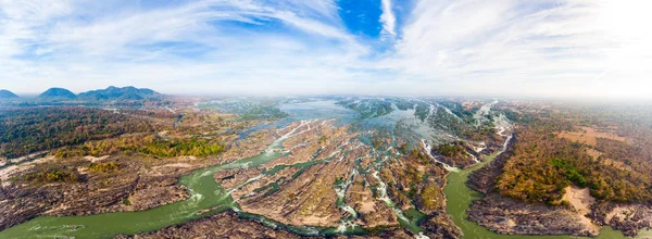 Aerea panoramica 4000 isole Mekong River in Laos, Li Phi cascate, famosa destinazione di viaggio zaino in spalla nel sud-est asiatico — Foto Stock