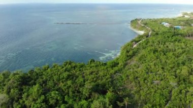 Hava: Tropikal plaj turkuaz su mercan resifi üzerinde uçan, Tomia adası Wakatobi Milli Parkı Endonezya Maldivler Polinezyası beyaz kum plaj. Yerli cinelike D-log renk profili