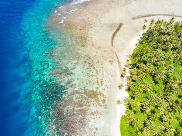 Vista aérea de cima para baixo Ilhas Banyak Arquipélago tropical de Sumatra Indonésia, Aceh, recife de coral praia de areia branca. Top destino turístico de viagens, melhor mergulho snorkeling . — Fotografia de Stock