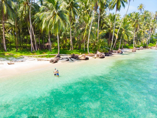 Paar am tropischen Strand der Tailana Banyak Inseln Sumatra tropische Inselgruppe Indonesien, Aceh, Korallenriff weißer Sandstrand Reiseziel Tauchen Schnorcheln — Stockfoto