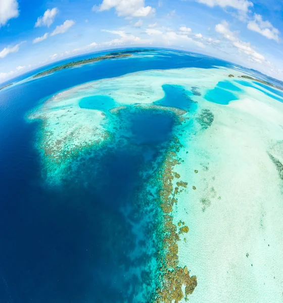 Vista aérea Ilhas Banyak Arquipélago tropical de Sumatra Indonésia, Aceh, recife de coral praia de areia branca. Top destino turístico de viagens, melhor mergulho snorkeling . — Fotografia de Stock