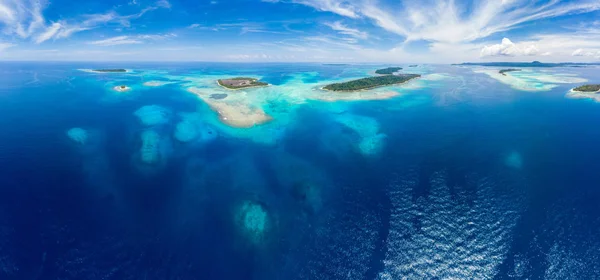 Luftaufnahme Banyak-Inseln sumatra tropischen Archipels Indonesien, Aceh, Korallenriff weißen Sandstrand. Top-Reiseziel, bestes Tauchen Schnorcheln. — Stockfoto