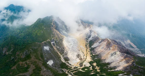 Luftaufnahme Vulkan Sibayak, aktive Caldera dampfend, Reiseziel in Berastagi, Sumatra, Indonesien. — Stockfoto