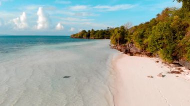 Havadan yavaş hareket: tropikal ada turkuaz su beyaz kum plaj, Tomia Adası, Wakatobi deniz milli parkı, Endonezya, teal turuncu derecelendirme yürüyüş kadın